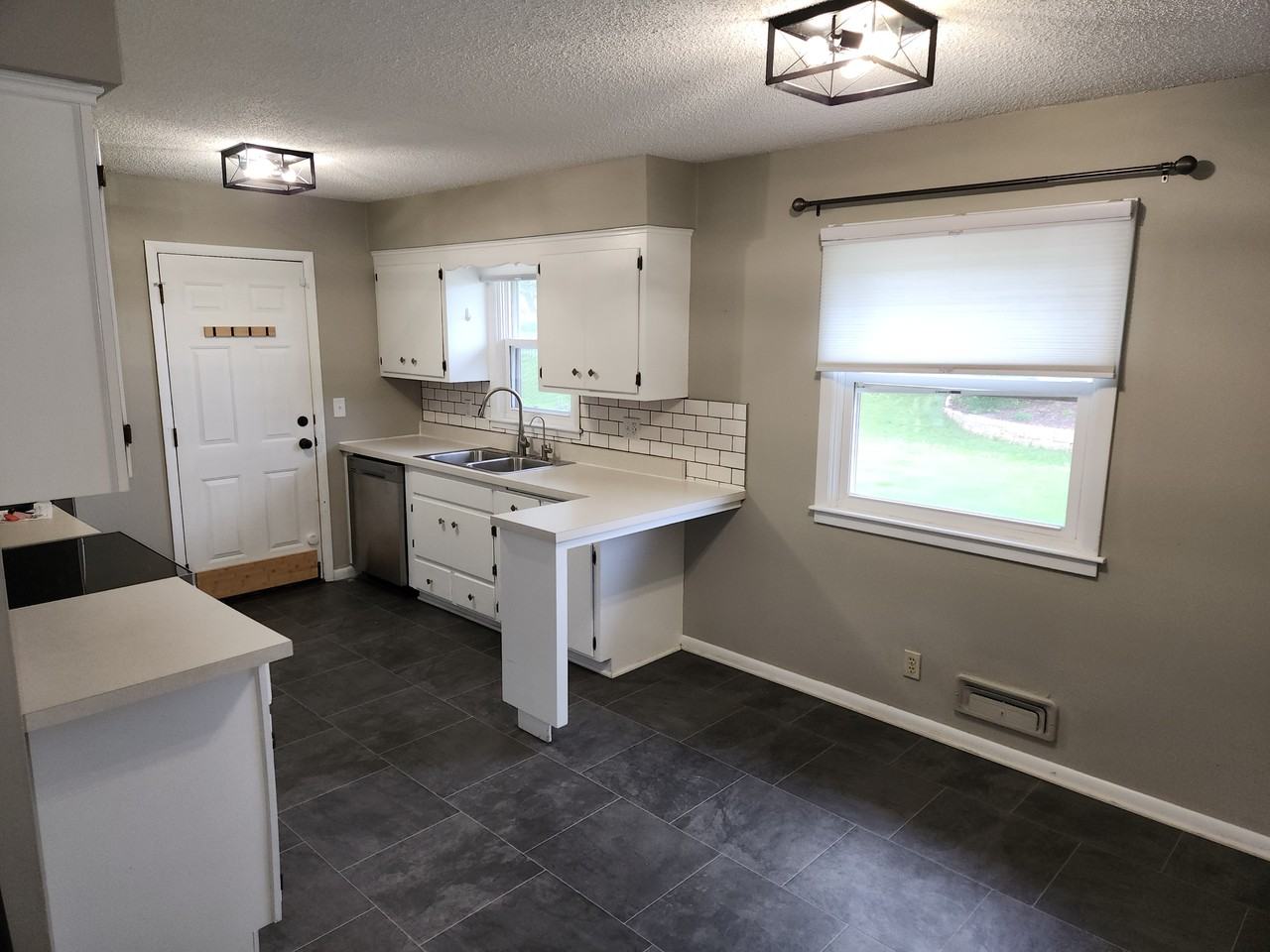 921 Oriole Dr - Photo 3 of 8