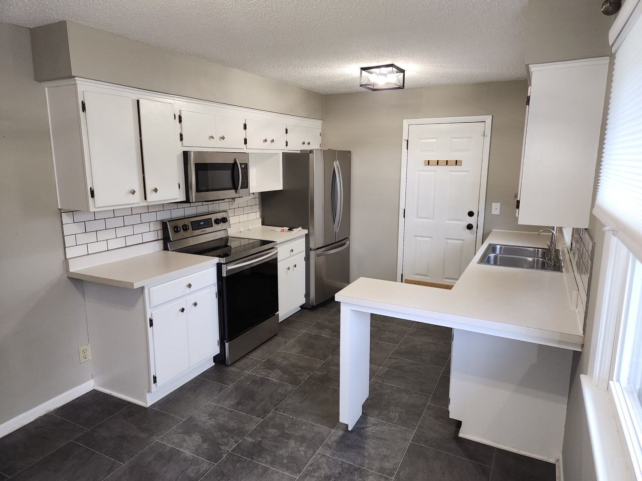 921 Oriole Dr - Photo 4 of 8