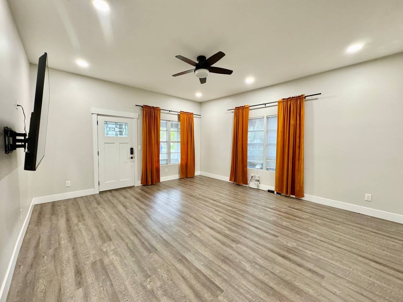 1216 E Chelsea St #A - Photo 3 of 35