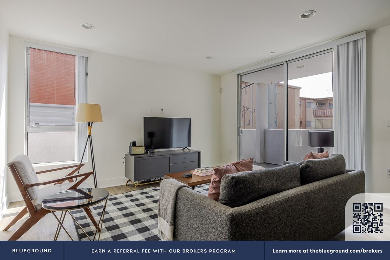 10473 Santa Monica Boulevard - Photo 4 of 21