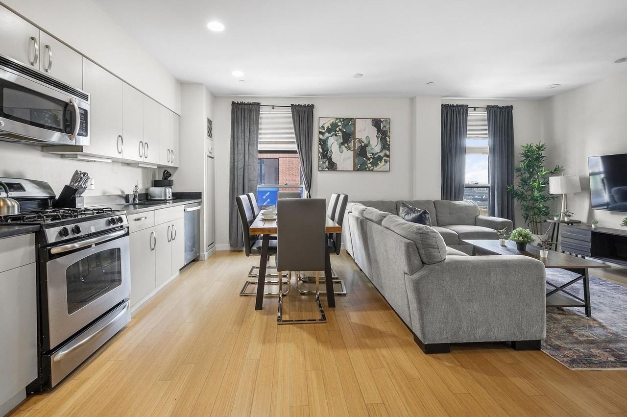 601 Albany St #1240336P - Photo 3 of 28