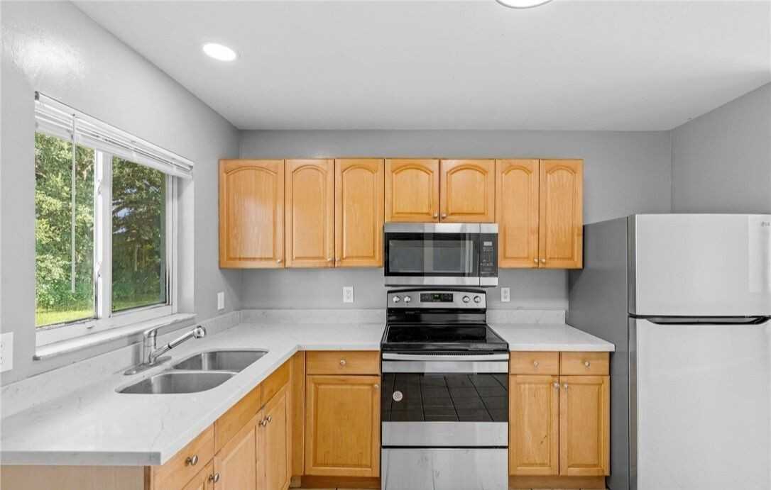 111 Gordon Ave S - Photo 4 of 7