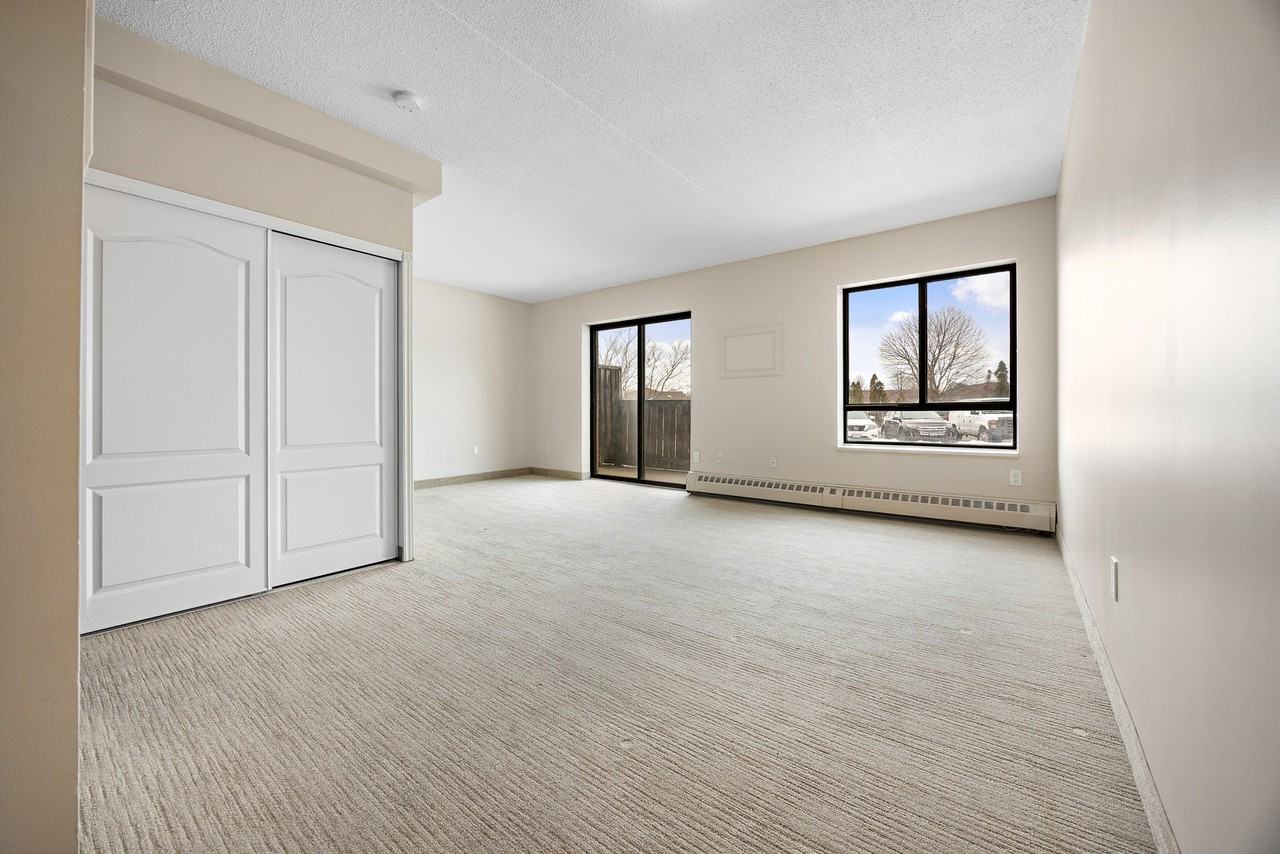 405 Park Road North - Photo 3 of 17