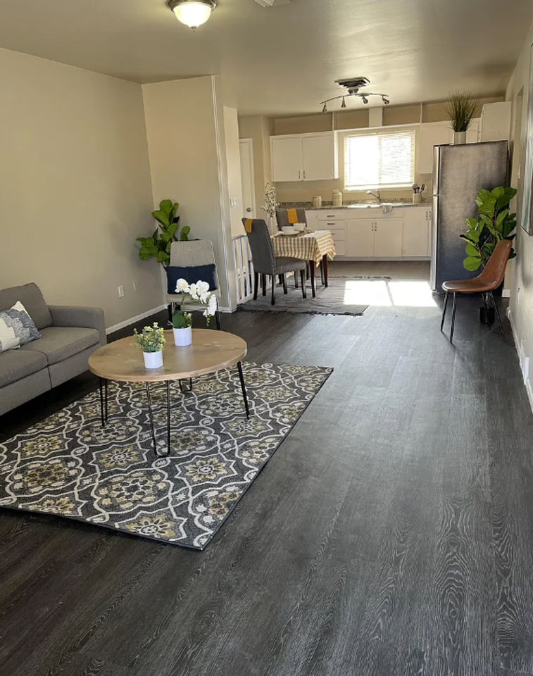 1402 E 14th St - Photo 2 of 17