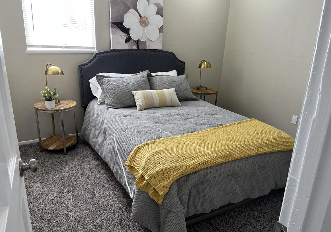 1402 E 14th St - Photo 3 of 17