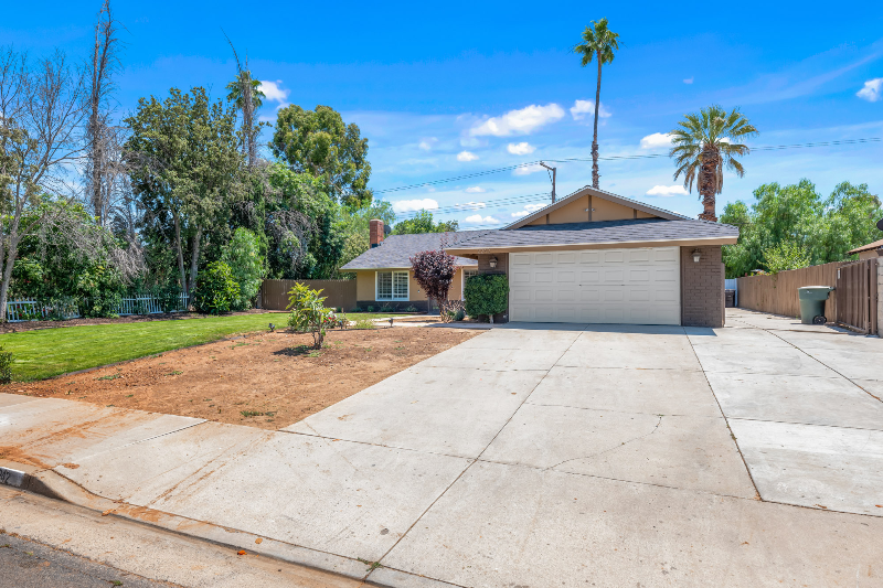 2242 Carlton Pl - Photo 2 of 20