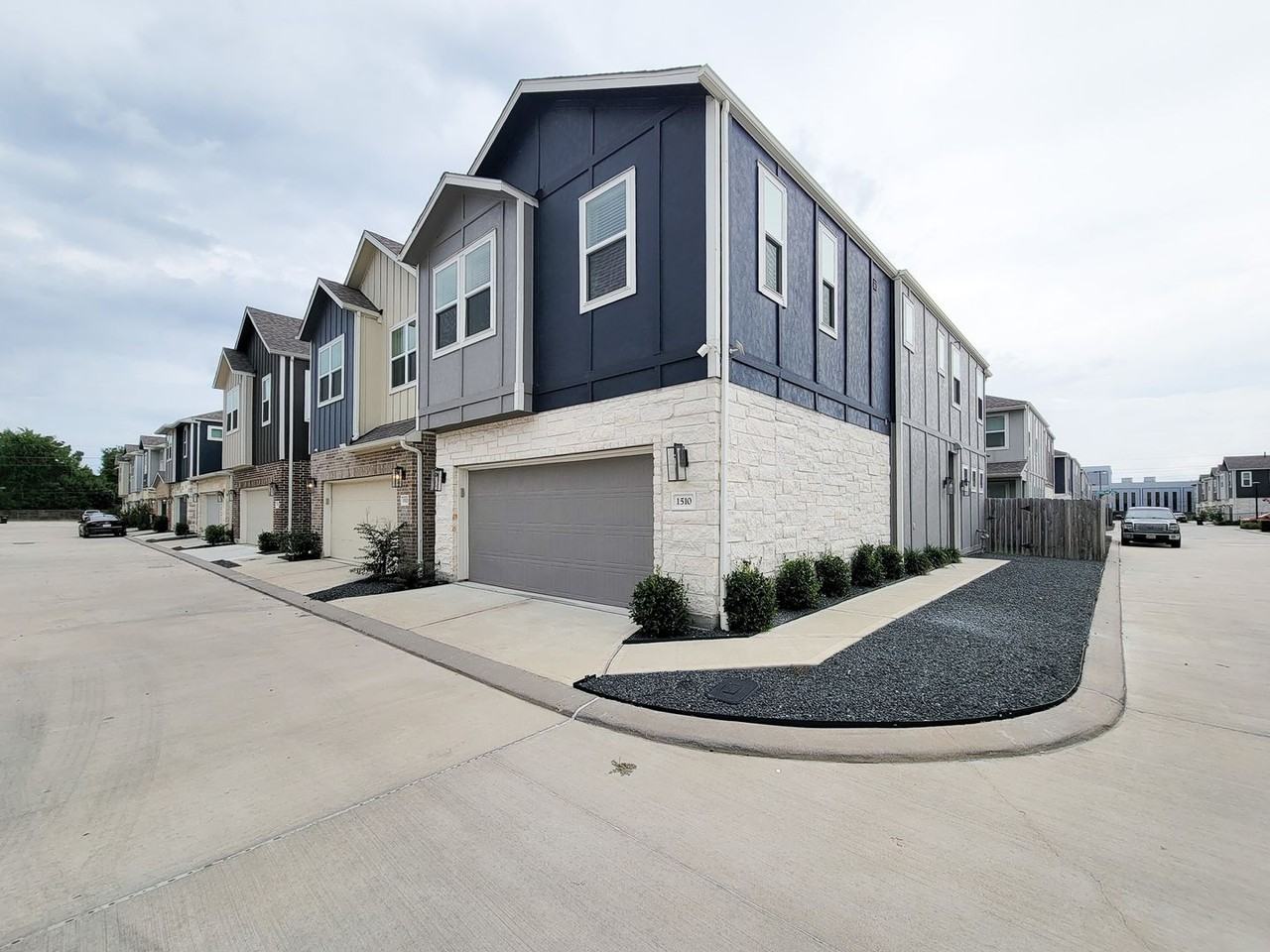 1510 Lakeline Oak Dr - Photo 2 of 50