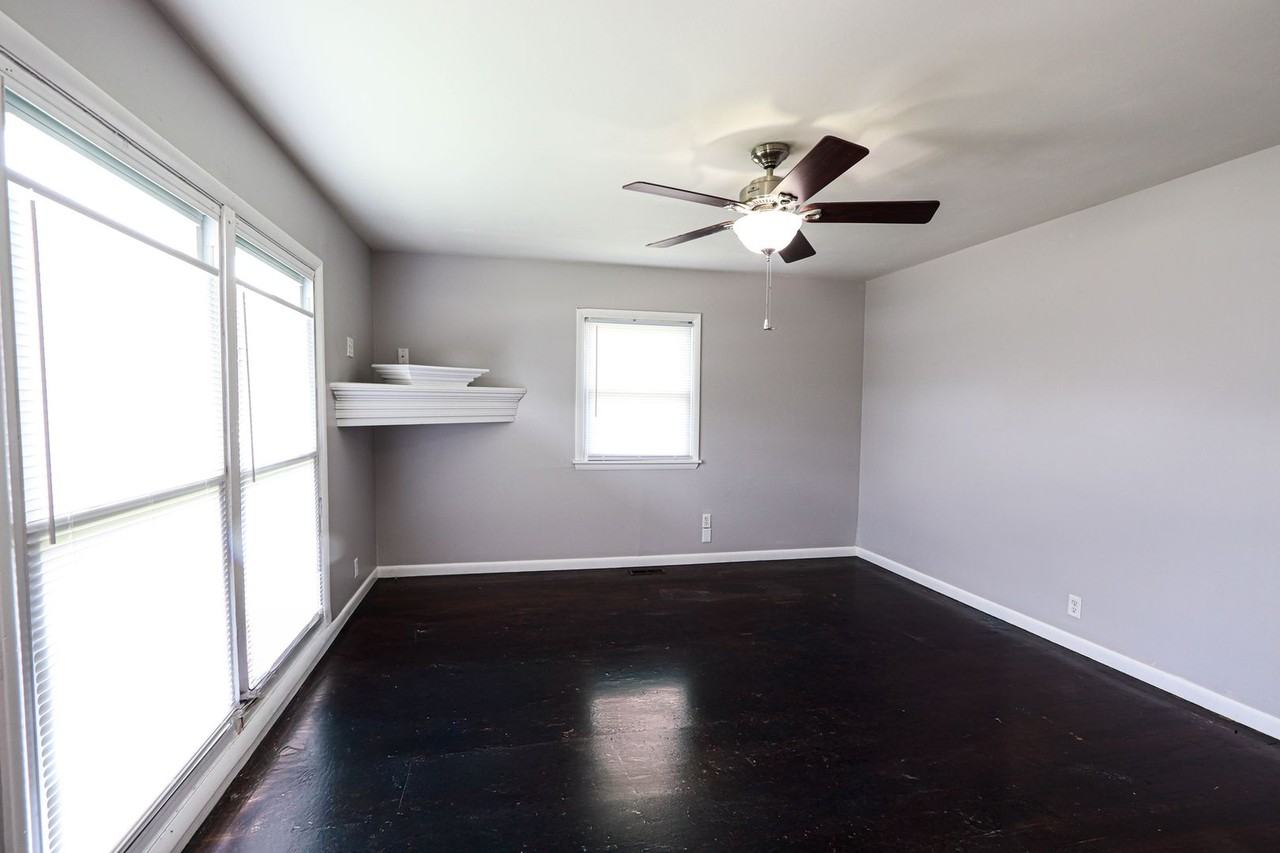 1220 S Lincoln Park Dr - Photo 2 of 11