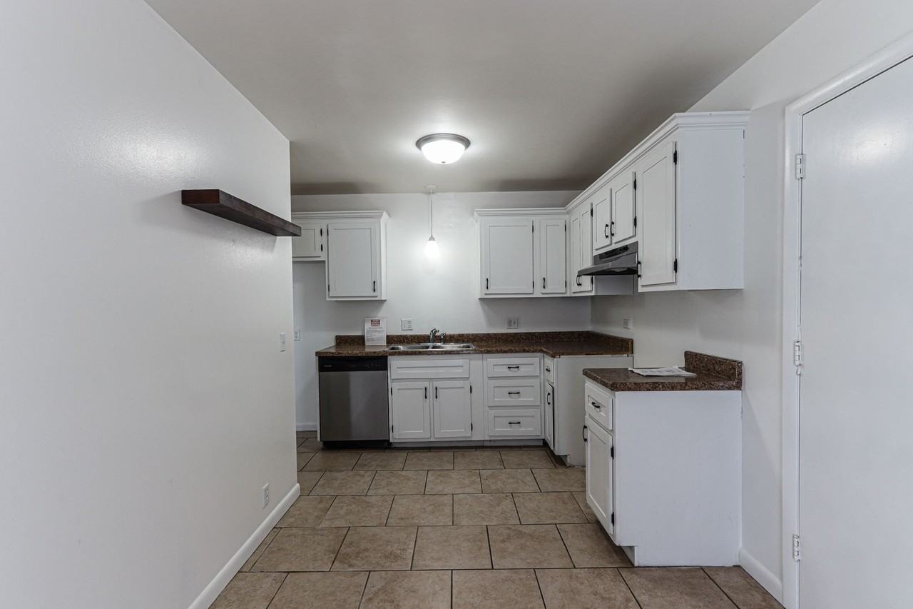 1220 S Lincoln Park Dr - Photo 3 of 11