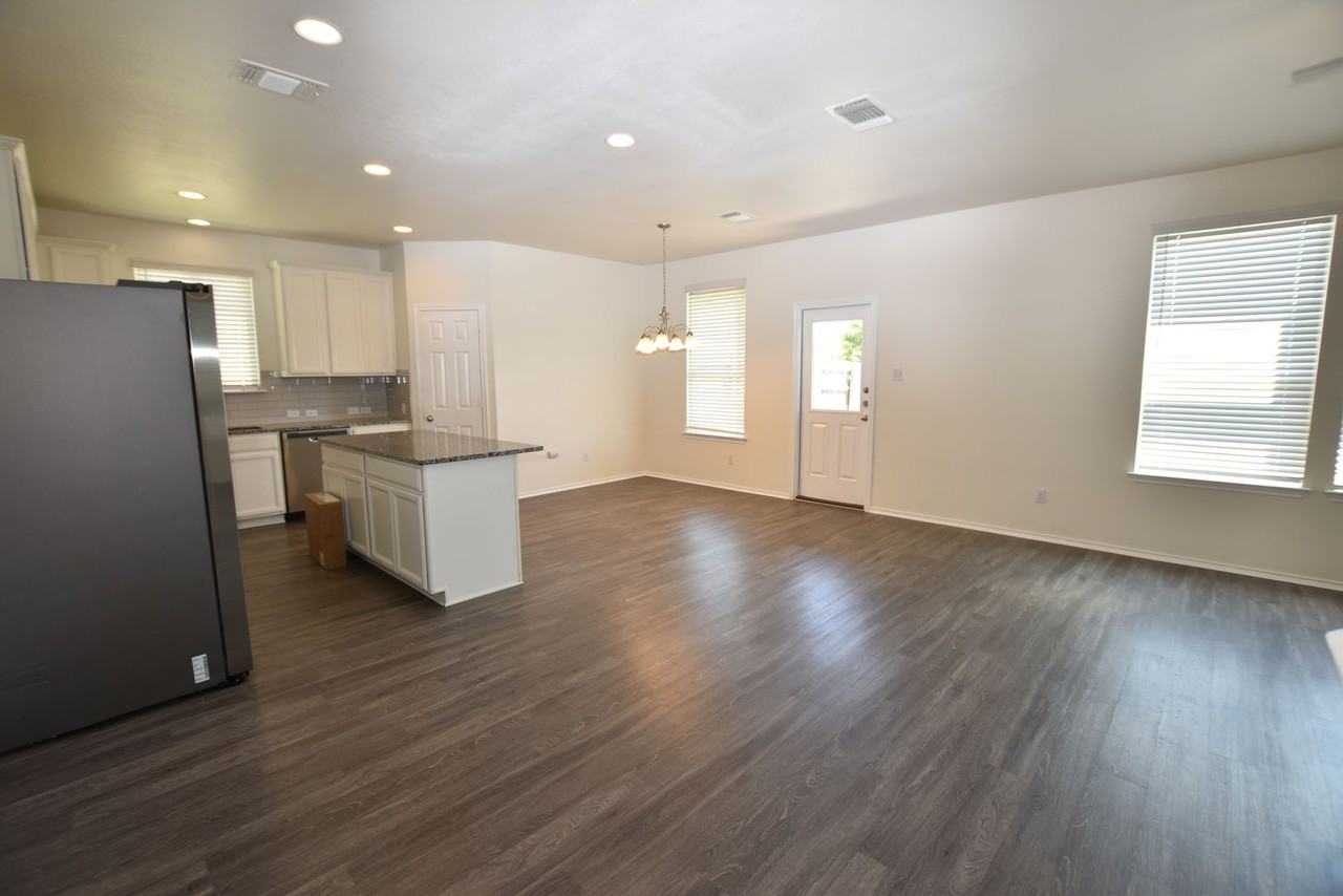 700 Bayberry Cir - Photo 2 of 23