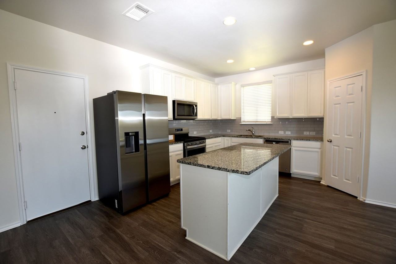 700 Bayberry Cir - Photo 3 of 23