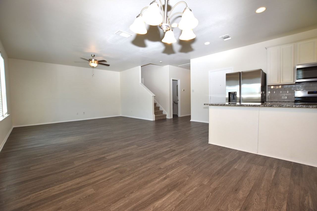 700 Bayberry Cir - Photo 4 of 23