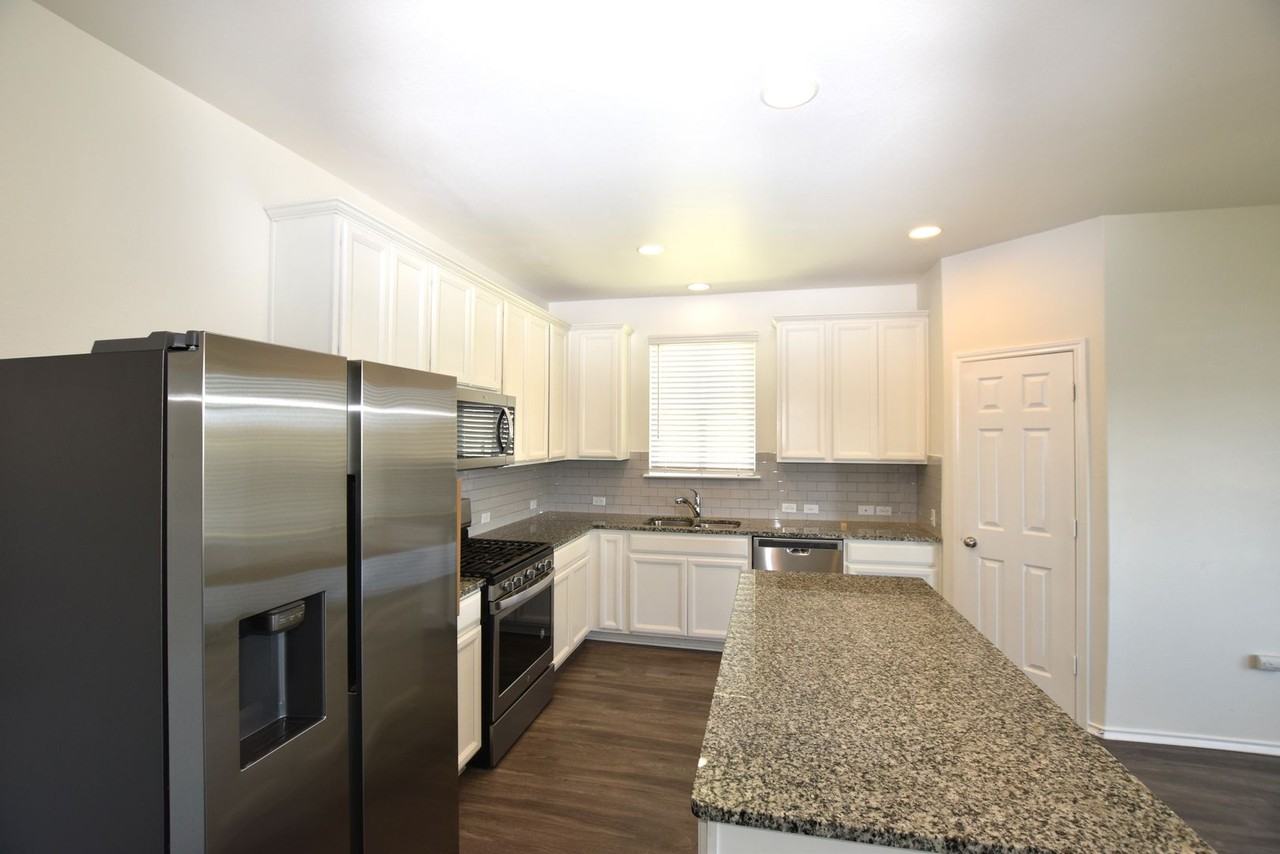 700 Bayberry Cir - Photo 5 of 23