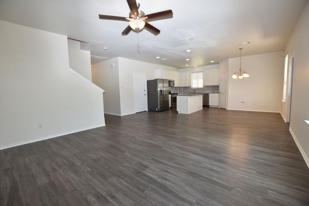 700 Bayberry Cir - Photo 6 of 23
