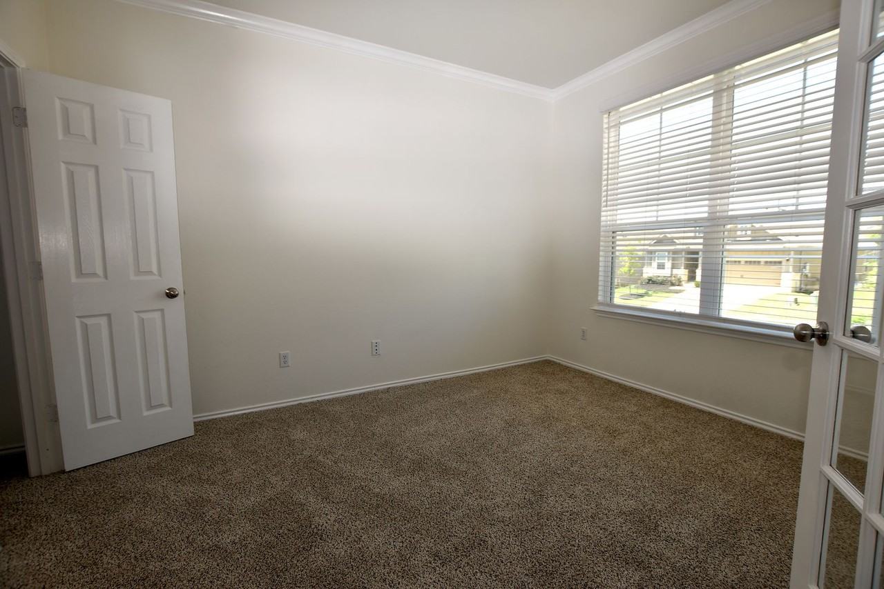 700 Bayberry Cir - Photo 7 of 23