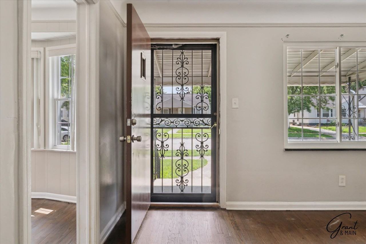 20493 Kingsville St - Photo 3 of 27