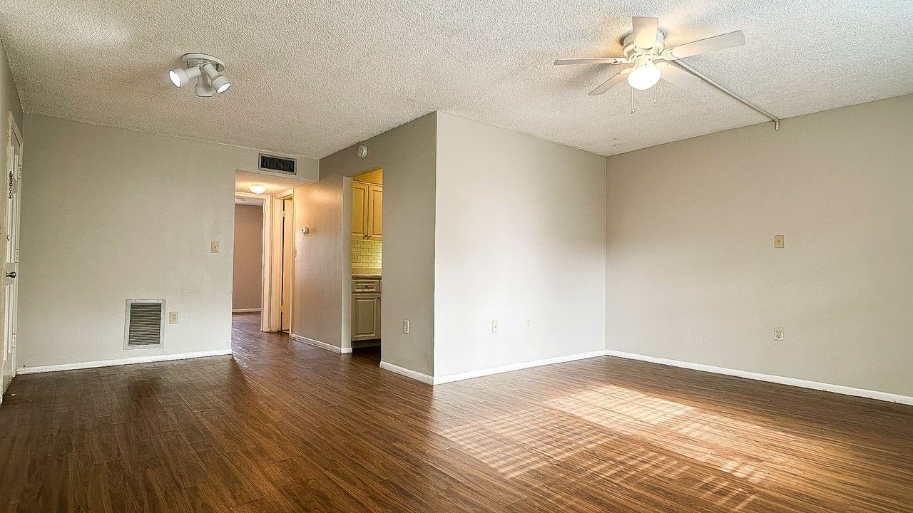 4315 Aegean Dr - Photo 4 of 13