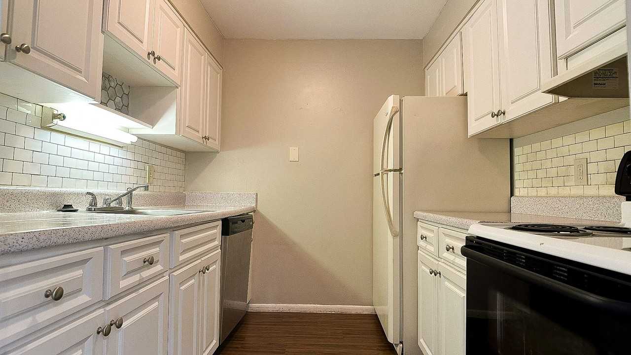 4315 Aegean Dr - Photo 5 of 13