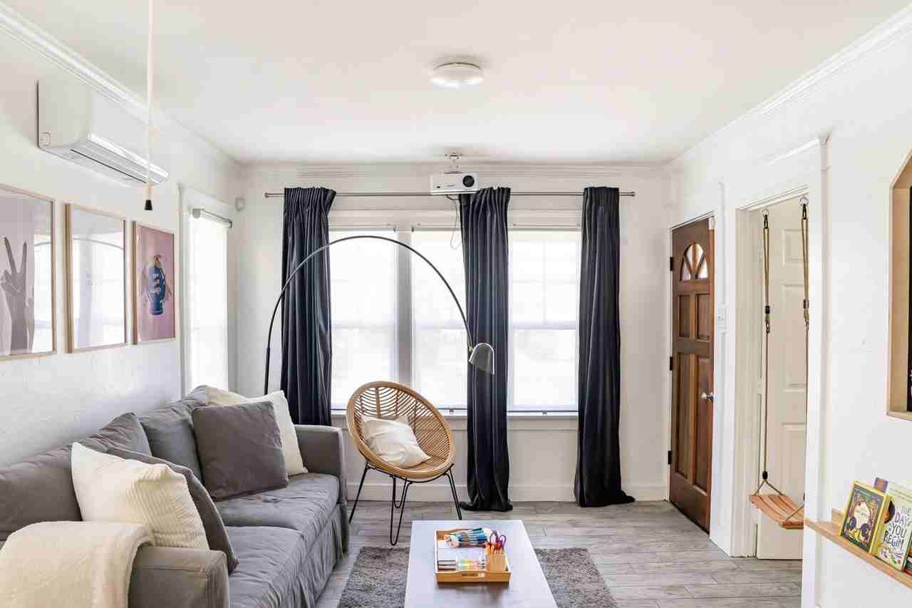 2634 E 11th St - Photo 3 of 18