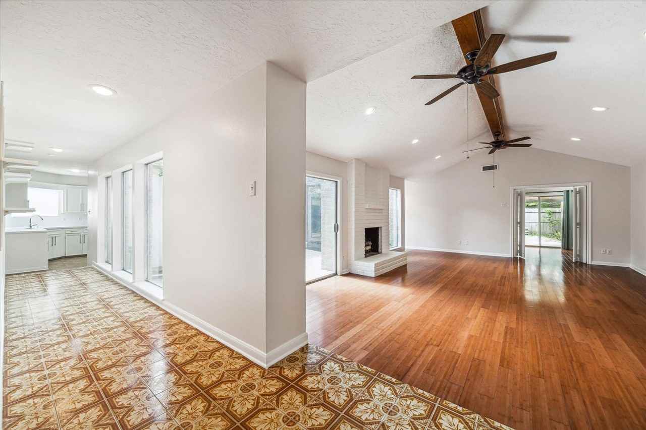 7806 Rollingbrook Dr - Photo 3 of 14