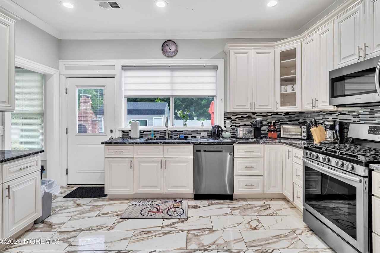 202 Liberty St - Photo 7 of 49