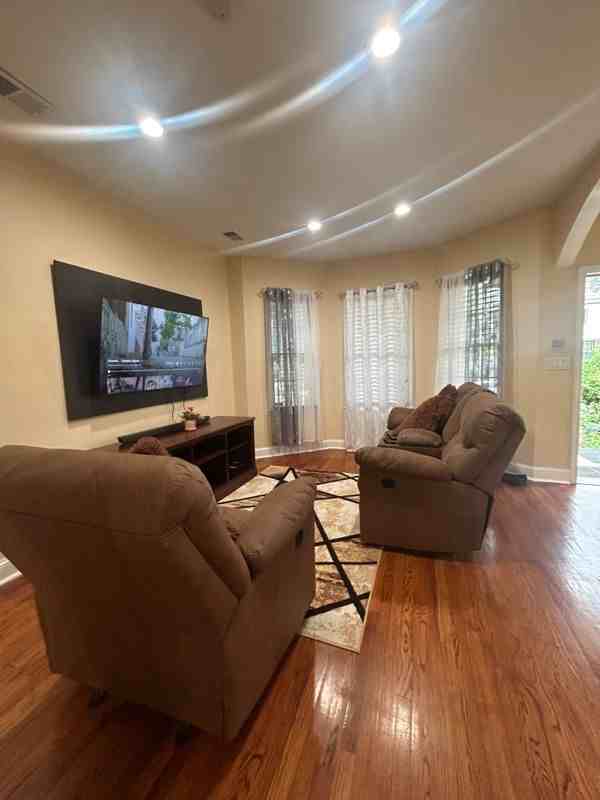 581 Monroe Ave - Photo 2 of 8