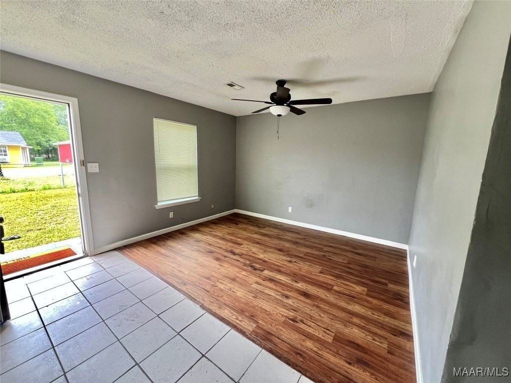 429 Edward St - Photo 5 of 12