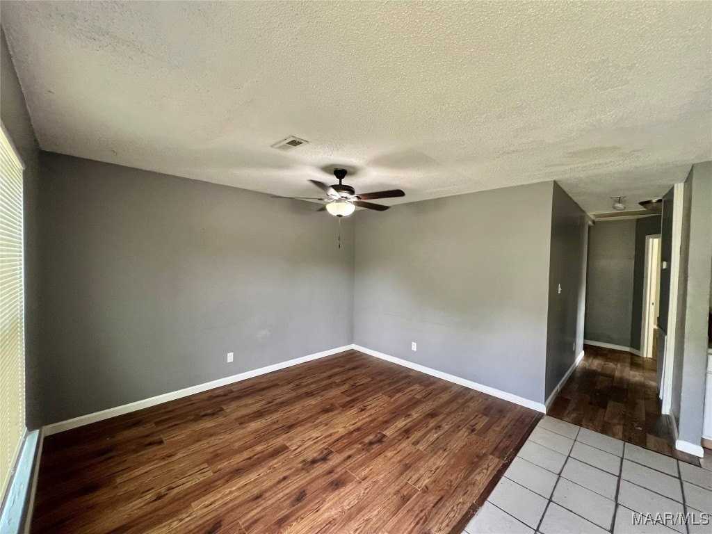 429 Edward St - Photo 6 of 12