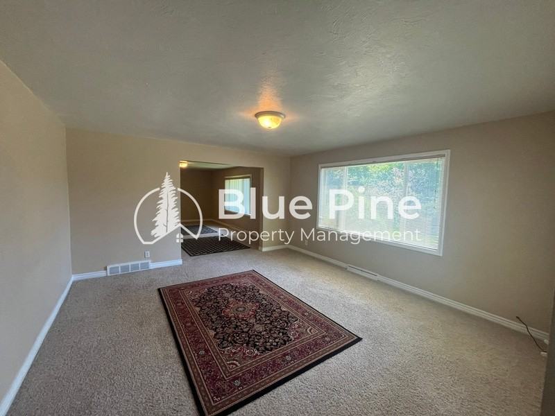 405 S Park Ave - Photo 2 of 16