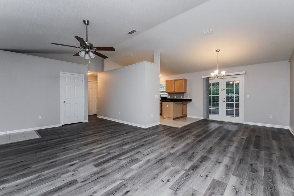 35123 Queens Way - Photo 3 of 15