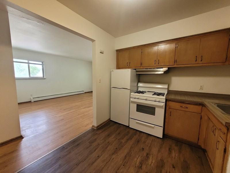 210 N Summit St - Photo 2 of 7