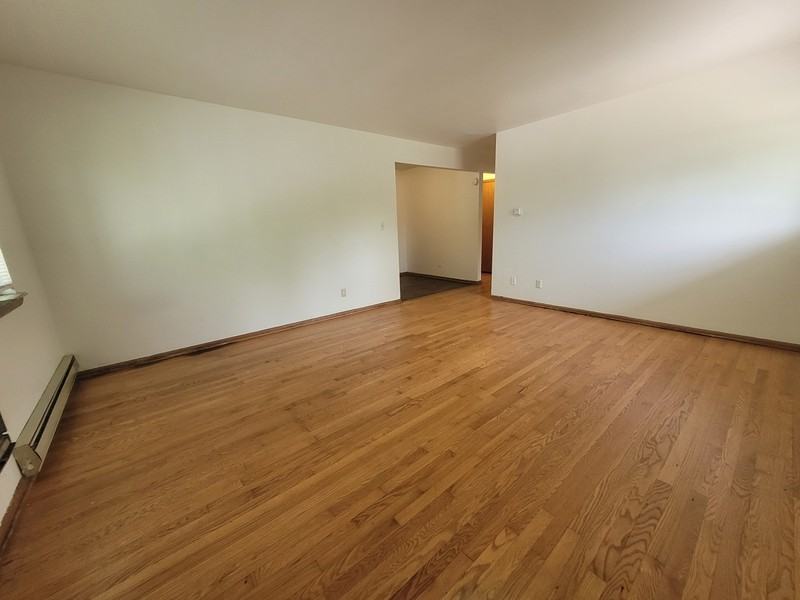 210 N Summit St - Photo 3 of 7