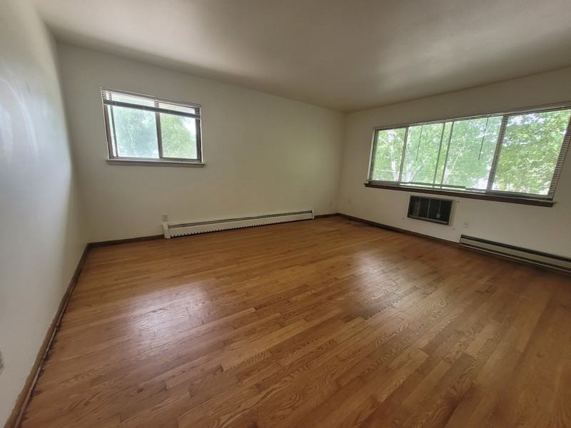 210 N Summit St - Photo 6 of 8