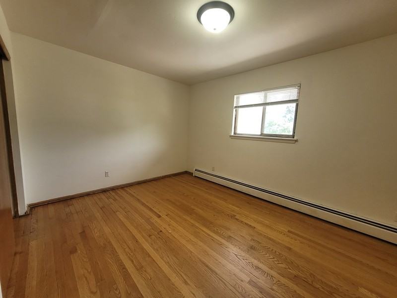 210 N Summit St - Photo 7 of 8