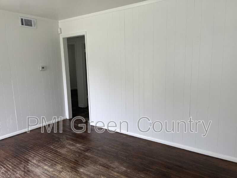 4338 N Hartford Ave - Photo 3 of 15