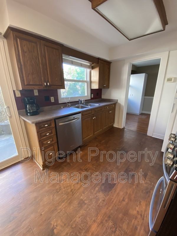 1103 Huntington Cir - Photo 4 of 34