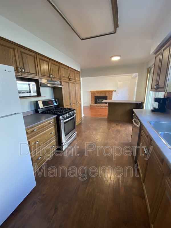 1103 Huntington Cir - Photo 5 of 34