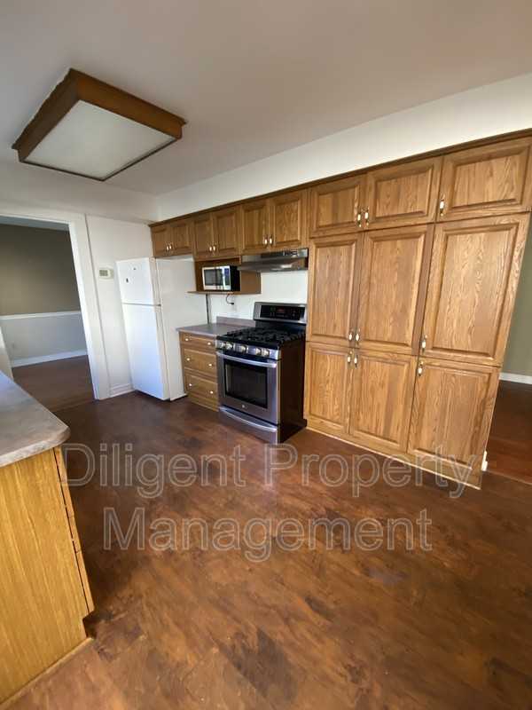 1103 Huntington Cir - Photo 7 of 34