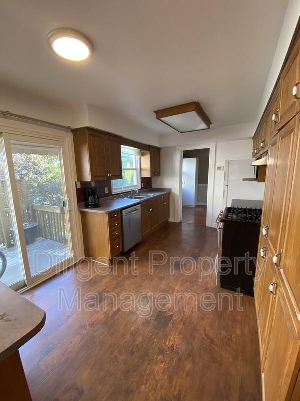 1103 Huntington Cir - Photo 7 of 40