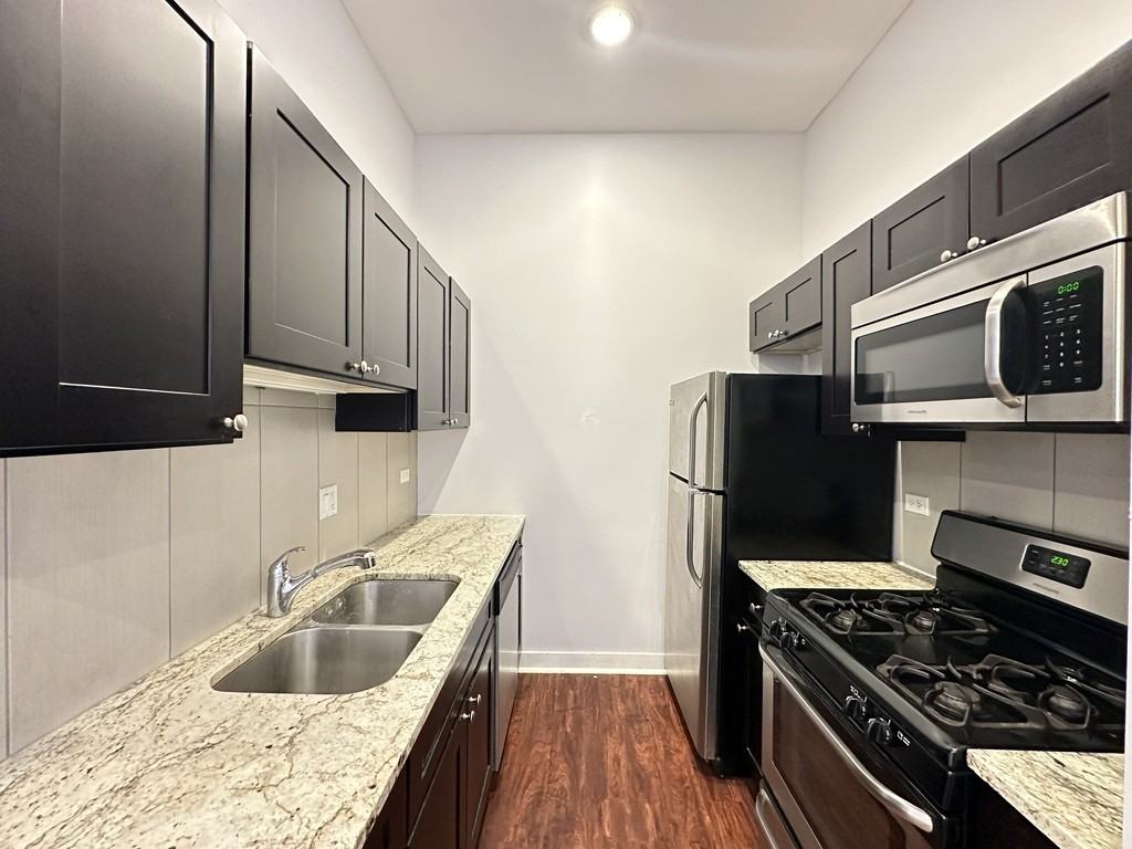 2944 W Montrose Ave #1 - Photo 2 of 21