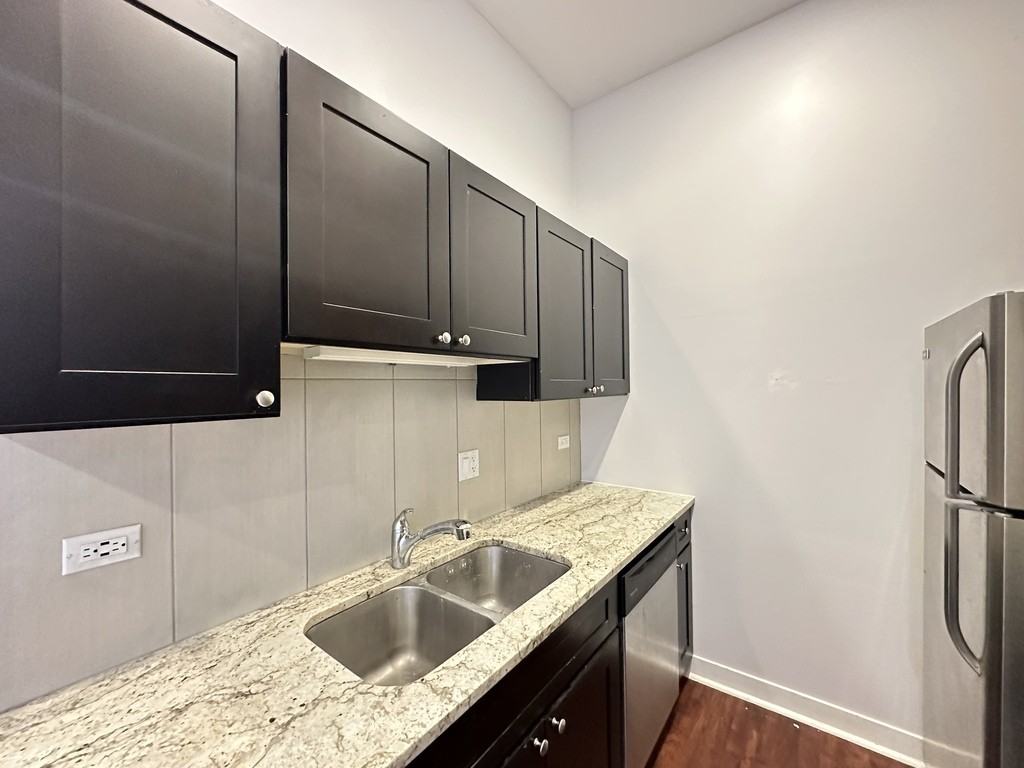 2944 W Montrose Ave #1 - Photo 4 of 21