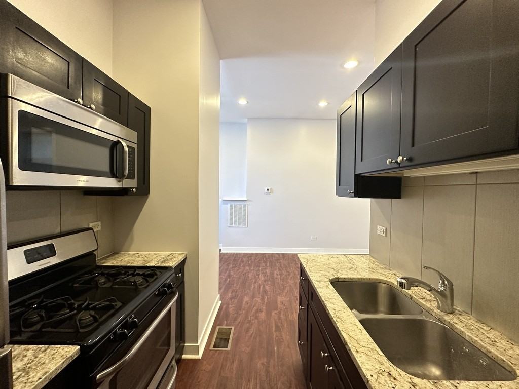 2944 W Montrose Ave #1 - Photo 5 of 21