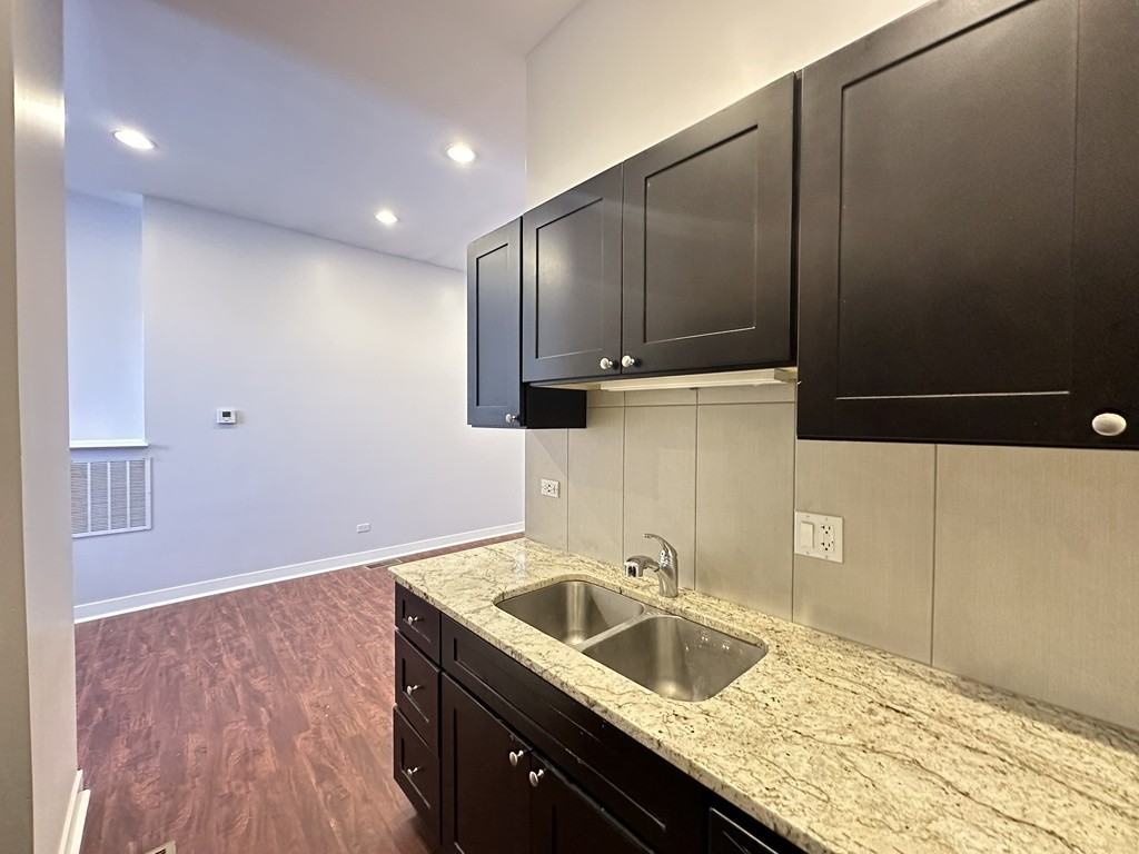 2944 W Montrose Ave #1 - Photo 6 of 21