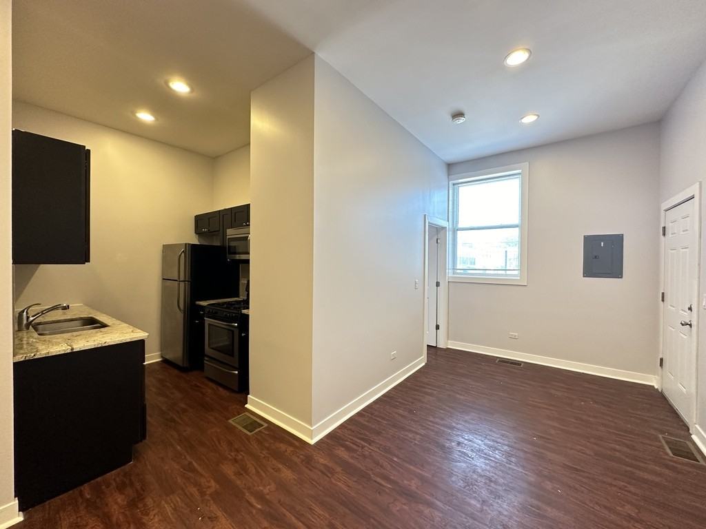2944 W Montrose Ave #1 - Photo 7 of 21