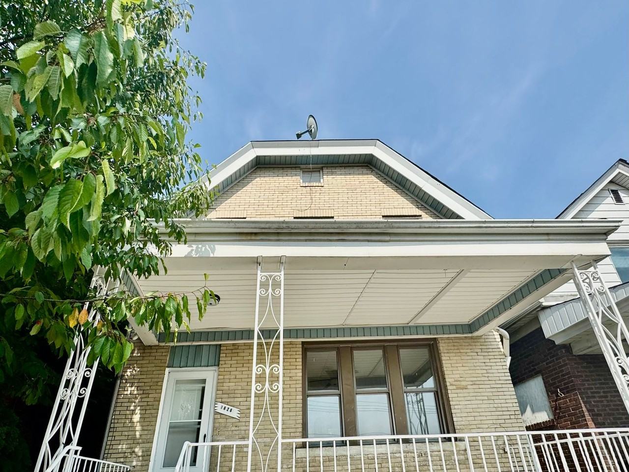 1628 Fallowfield Ave - Photo 5 of 16