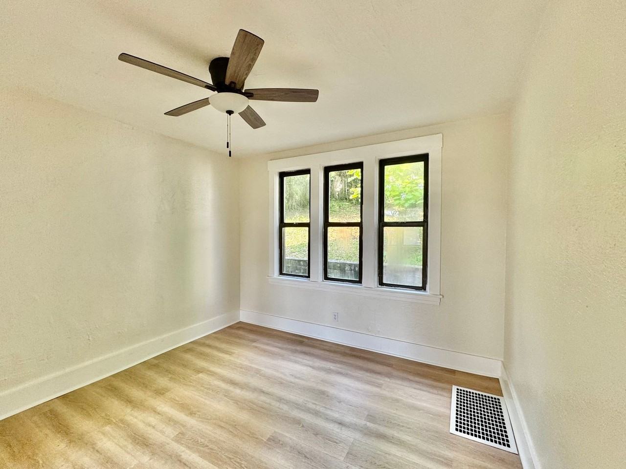 1628 Fallowfield Ave - Photo 6 of 16