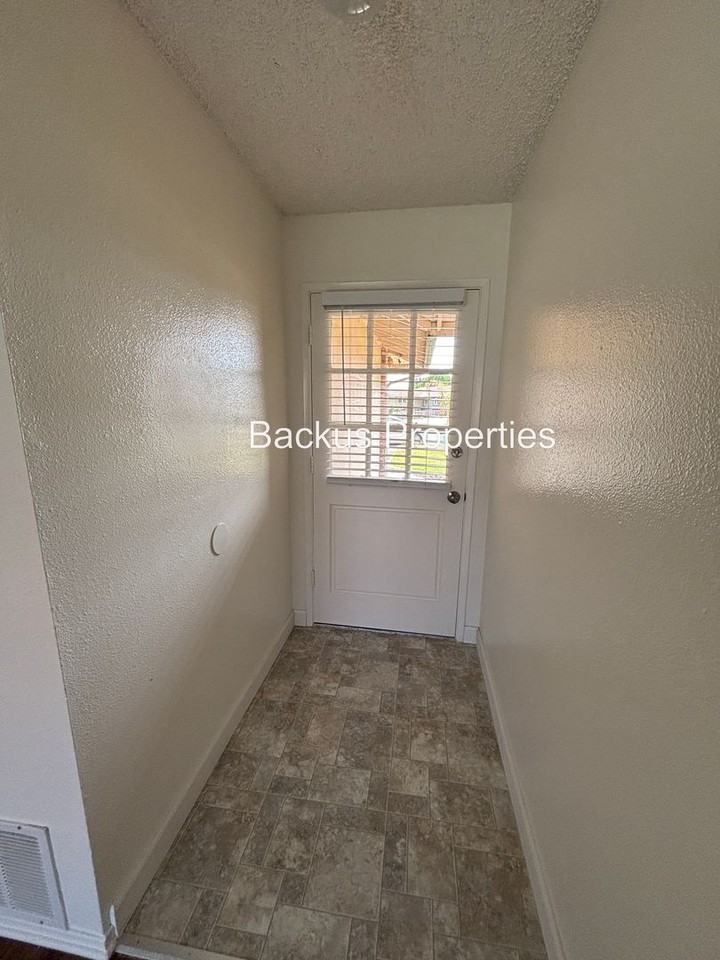 1032 Larkin Cir - Photo 3 of 23