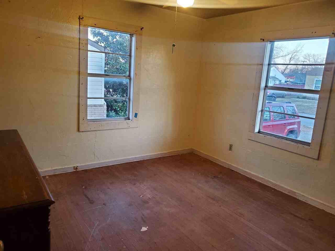 1425 Nw 94th St - Photo 2 of 6