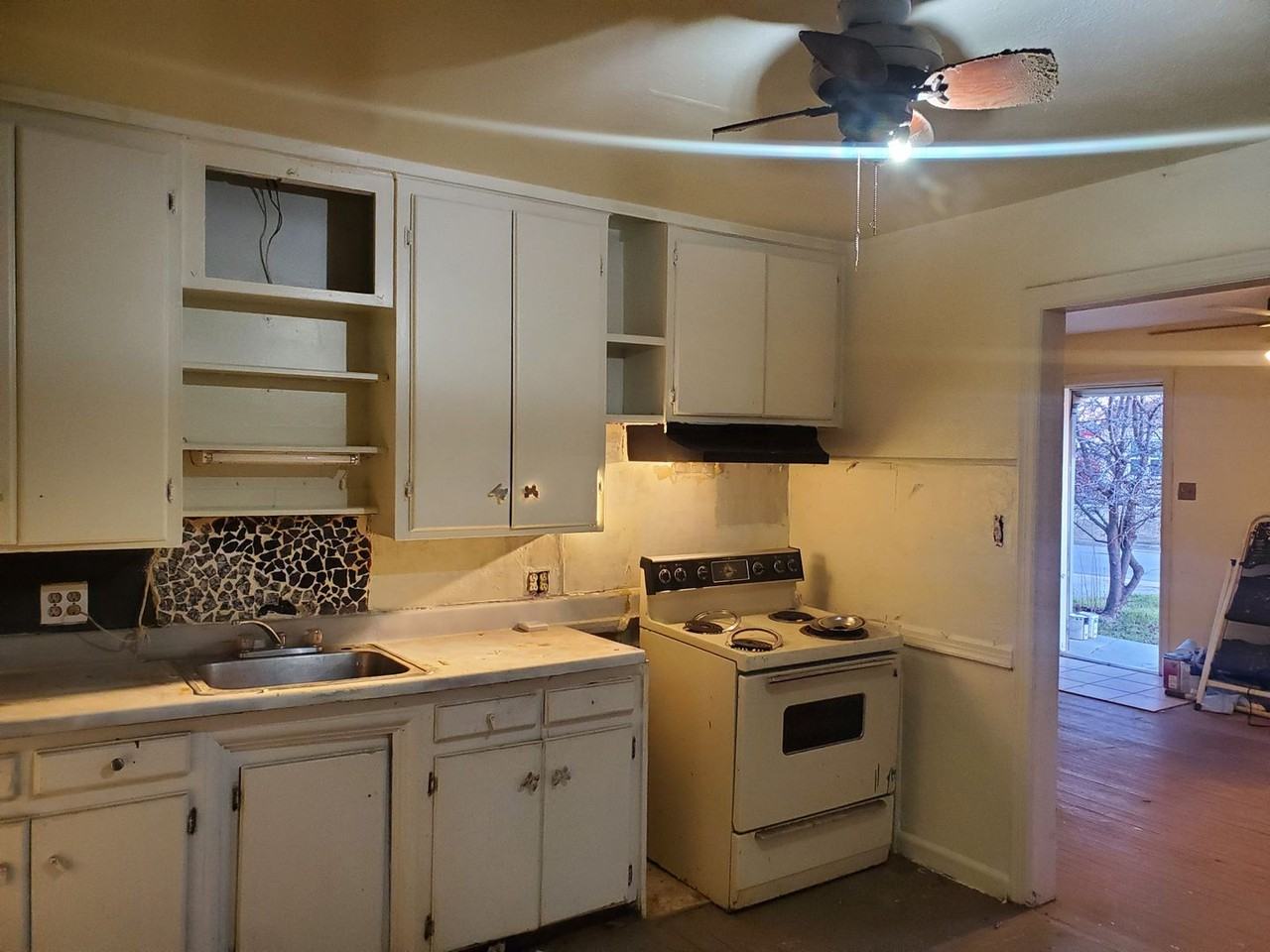 1425 Nw 94th St - Photo 4 of 6