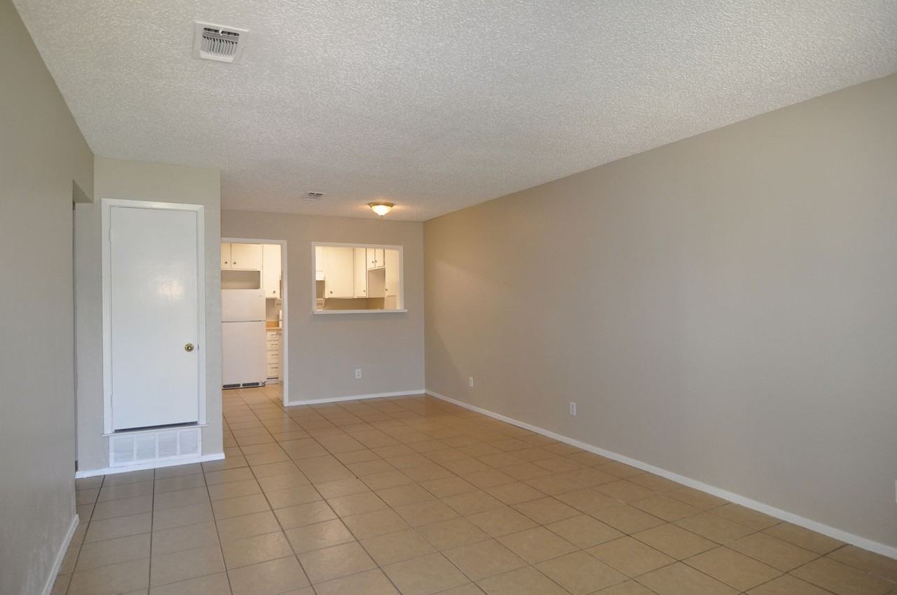 2034 Oakwood Ct - Photo 2 of 11